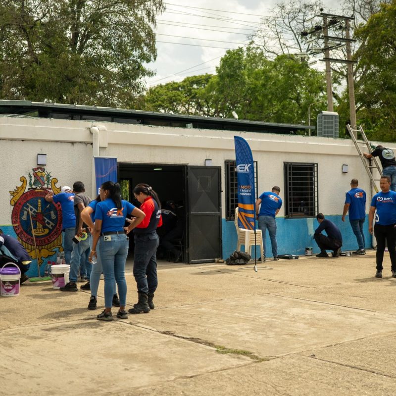 Imagen de actividad social del equipo Buen Vecino donde se muestra dando mantenimiento y un nuevo rostro a la estación de Bomberos de Cúa para apoyar a toda la comunidad