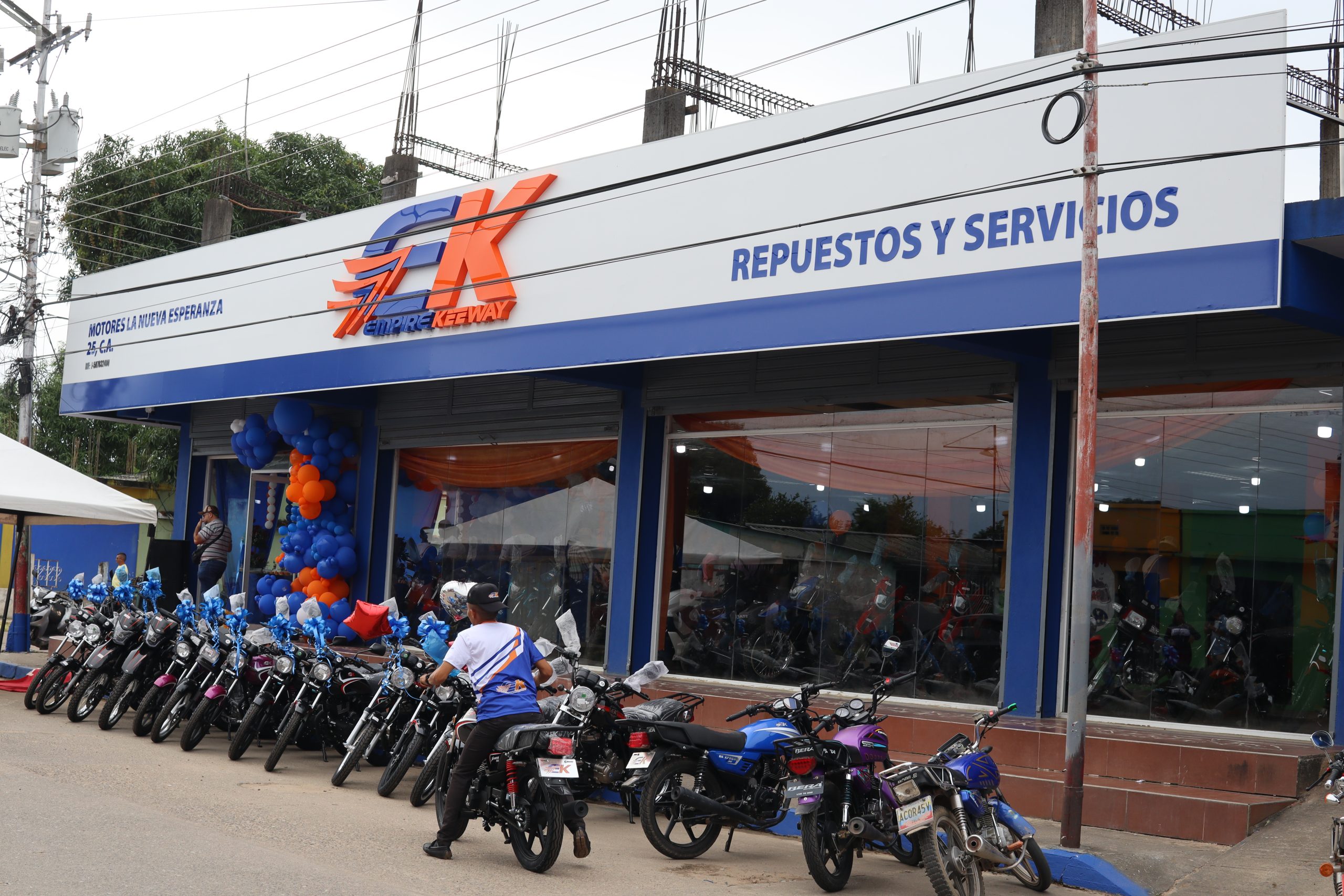 Fiesta en Elorza por inauguración de concesionario EK