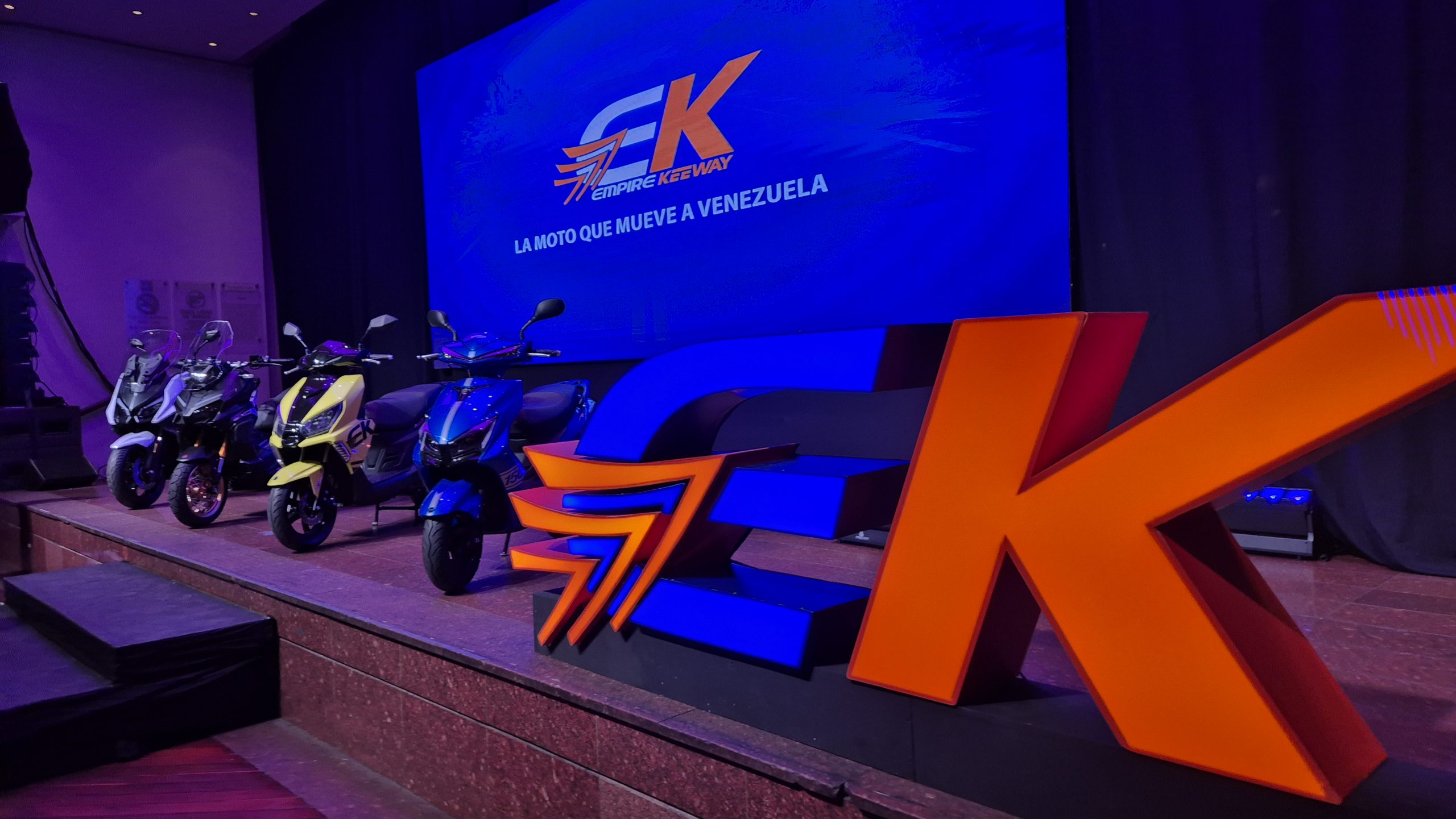 EK lanza la primera app para motos del país y dos nuevos modelos al cierre del 2025