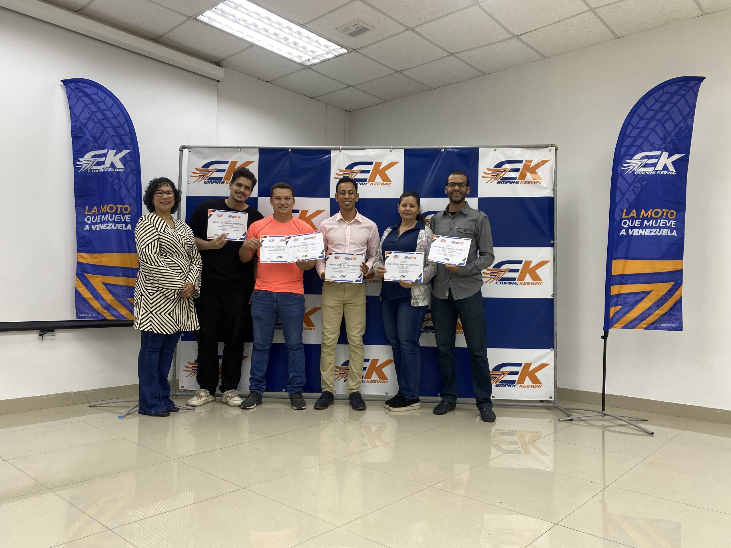 EK premió a dos equipos ganadores del concurso ElectrEK con sus diseños de motos eléctricas