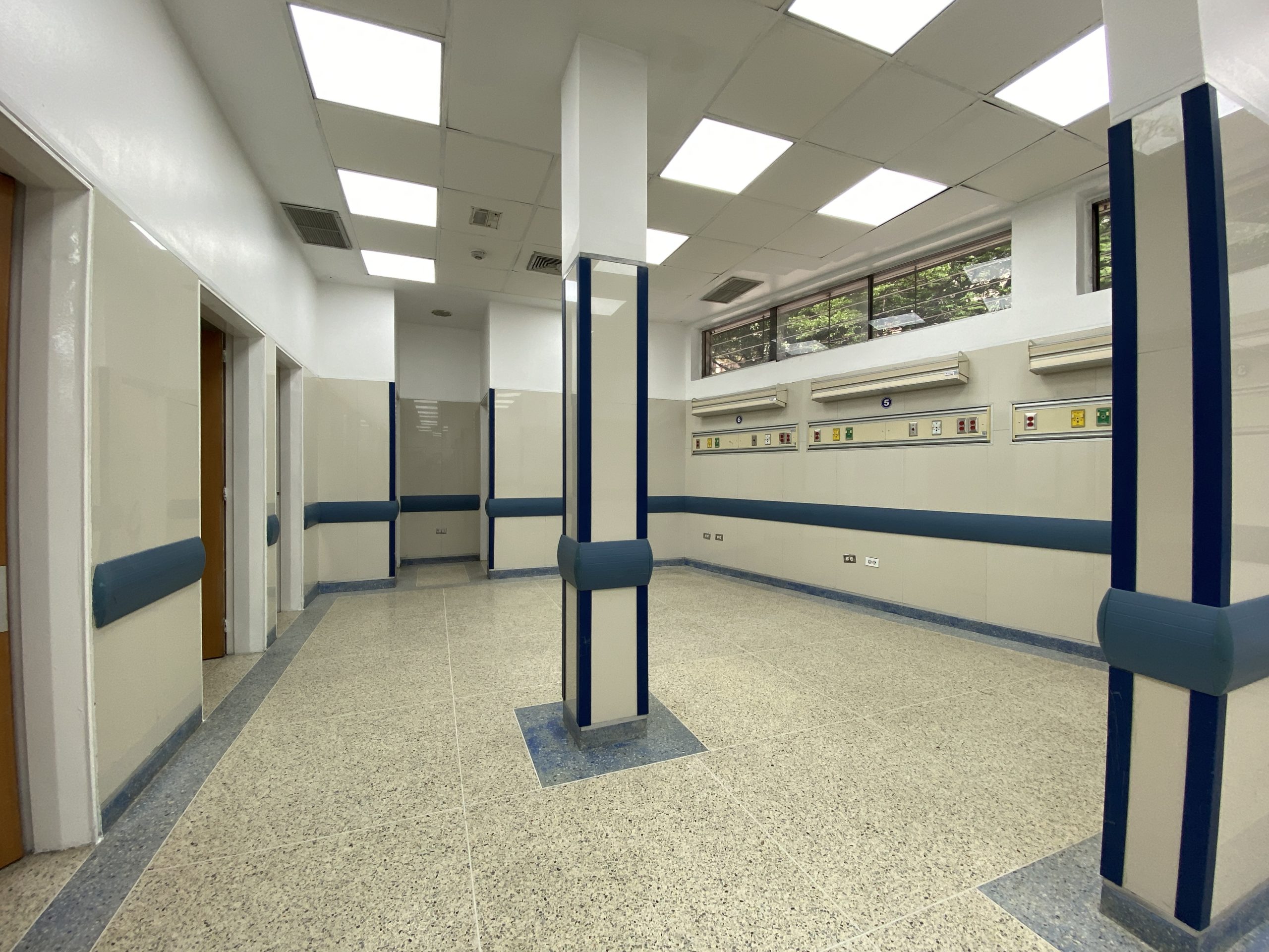 Buen Vecino de EK rehabilitó sala de trauma shock en el Pérez Carreño