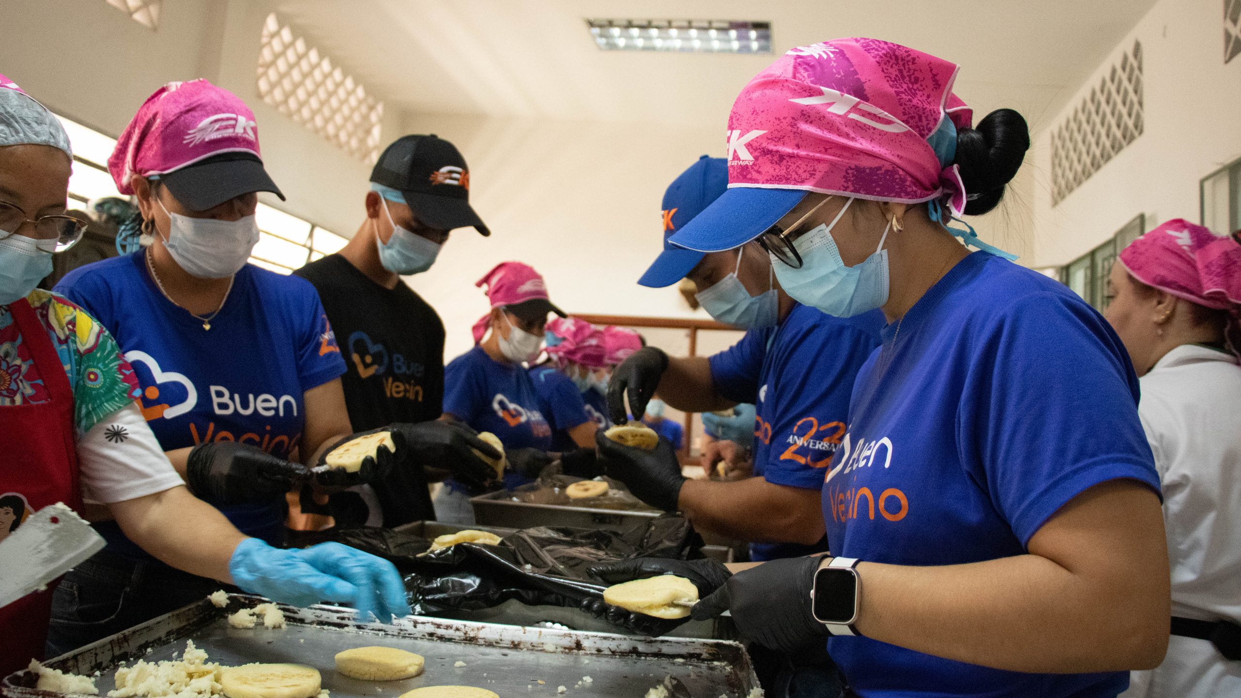 Buen Vecino reparte solidaridad el día mundial de la arepa en ruedas